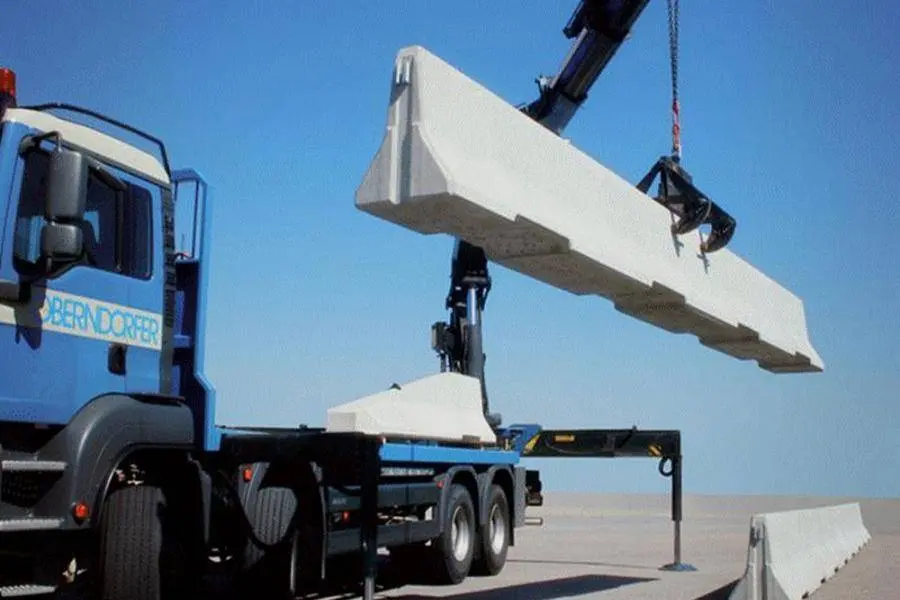 LKW der Fahrzeugrückhalteelement der Firma REBLOC lädt